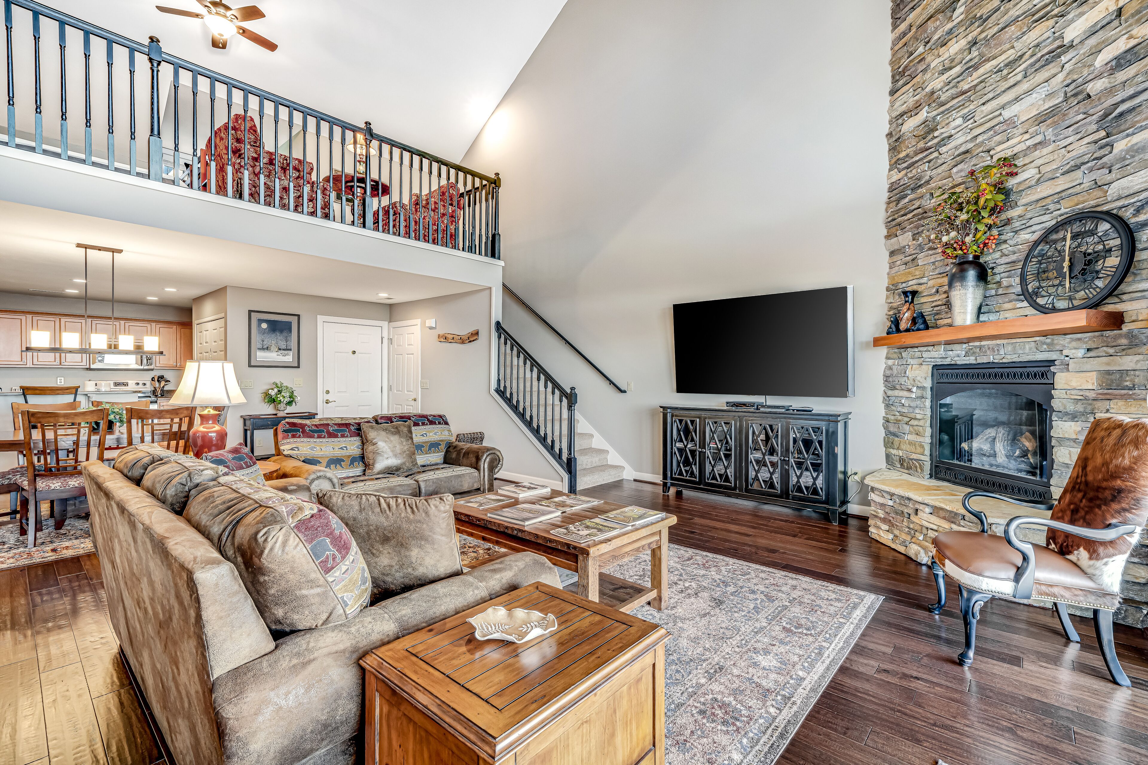 テレビ、暖炉、DVD プレーヤー