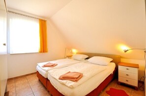 2 bedrooms, travel crib, bed sheets