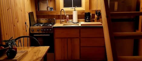 Een koelkast, een microgolfoven, een oven, een kookplaat