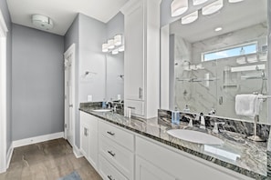 Combined shower/bathtub, hair dryer, towels, soap - Villa Azul - Golf Cart Included · Near 30A · Fenced Yard · Pets Welcome (Panama City Beach)