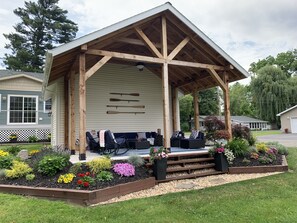 Property grounds - Direct Waterfront private house, NEW 40ft dock w/power, sleeps 8 in Wine Country (Waterloo)
