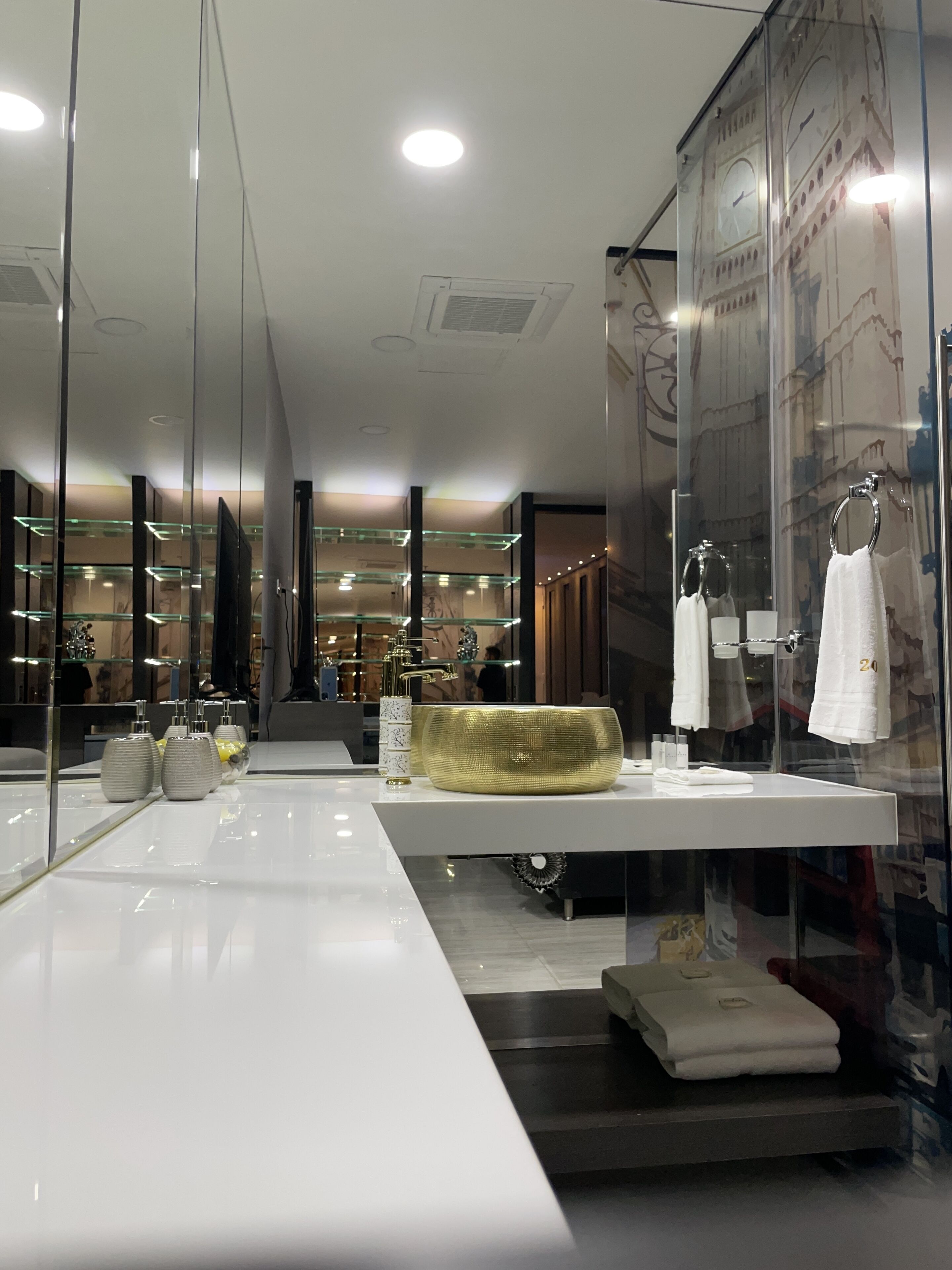 Tina con regadera, tina de hidromasaje, secadora de cabello, bidet 