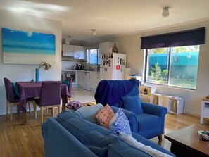 Smart TV, Netflix, DVD player, streaming services - Small town charm, close to shops, beaches of your choosing and wineries. (Hastings)