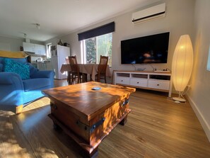 Smart TV, Netflix, DVD player, streaming services