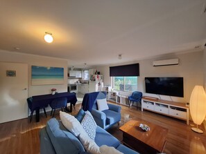 Smart TV, Netflix, DVD player, streaming services - Small town charm, close to shops,  beaches of your choosing and wineries. (Hastings)