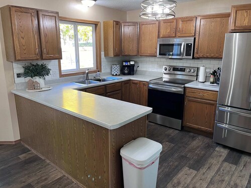 Cheerful 4-Bedroom with Garage