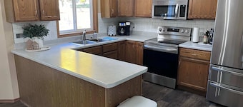 Cheerful 4-Bedroom with Garage