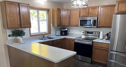 Cheerful 4-Bedroom with Garage