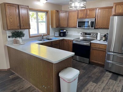 Cheerful 4-Bedroom with Garage