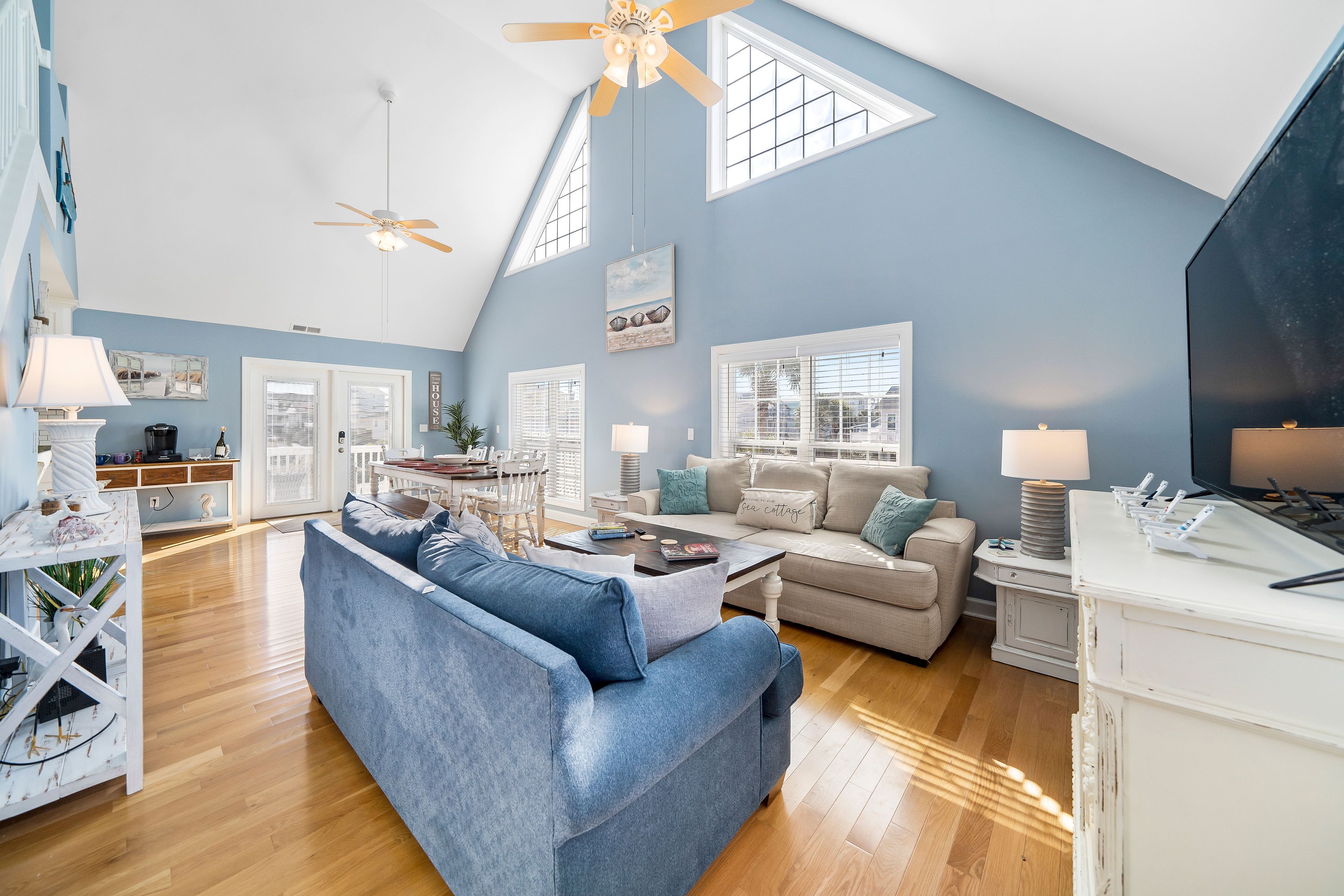 TV connectée, lecteur de DVD, livres