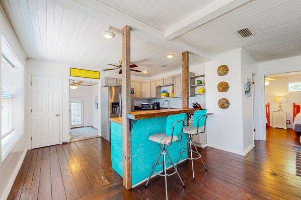 Fridge, microwave, oven, stovetop - Dog-friendly West-End home steps to beach with fast WiFi & washer/dryer (Panama City Beach)