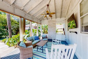 Terrace/patio - Dog-friendly West-End home steps to beach with fast WiFi & washer/dryer (Panama City Beach)