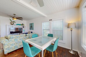 Dining - Dog-friendly West-End home steps to beach with fast WiFi & washer/dryer (Panama City Beach)