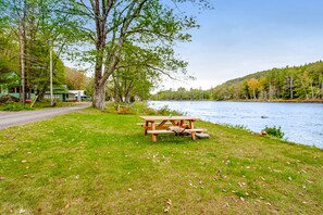 Outdoor dining - Beautiful waterfront home with hot tub & firepit - right on the river's edge (Chestertown)