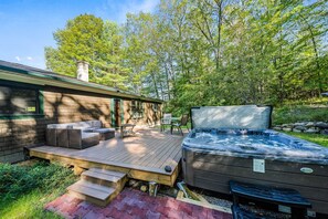 Outdoor spa tub - Beautiful waterfront home with hot tub & firepit - right on the river's edge (Chestertown)