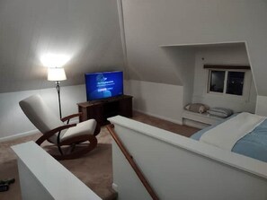 3 habitaciones, escritorio y tabla de planchar con plancha 