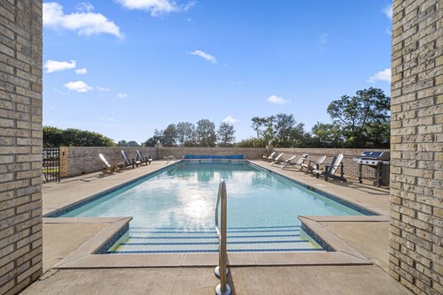 HUGE Crystal Lake 7 Acre Ranch w/Pool & Hot Tub