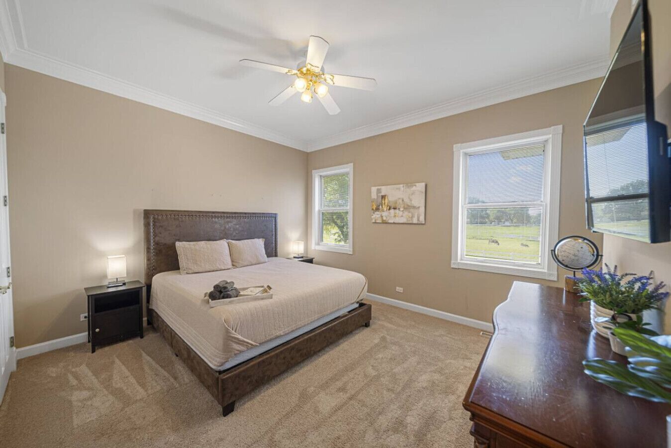 7 habitaciones, escritorio y tabla de planchar con plancha 