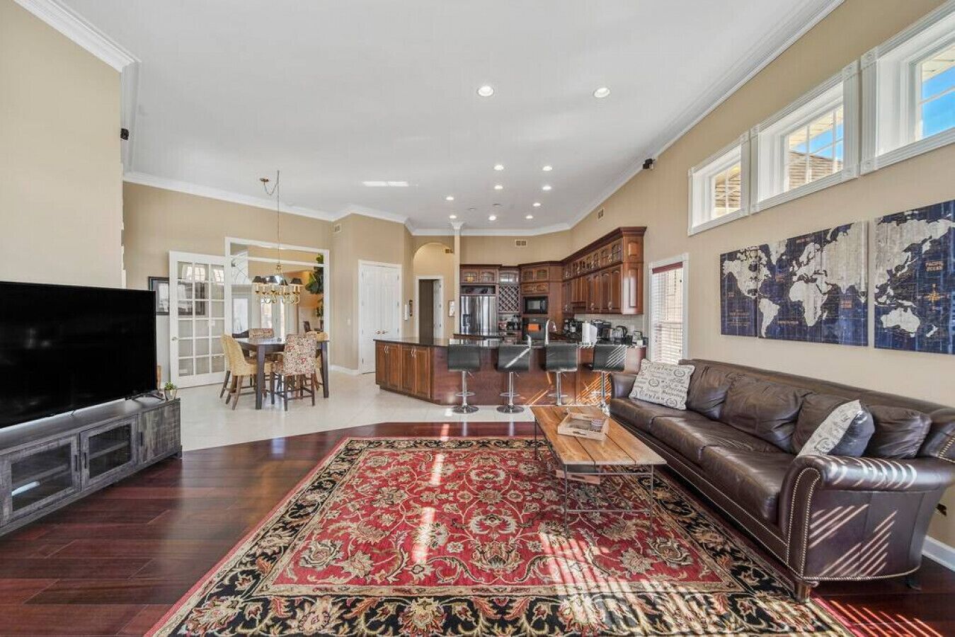 Smart-tv, eldstad, bordsfotboll och ett bordtennisbord