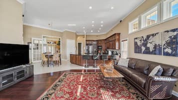 Smart-tv, eldstad, bordsfotboll och ett bordtennisbord