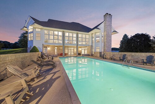 HUGE Crystal Lake 7 Acre Ranch w/Pool & Hot Tub