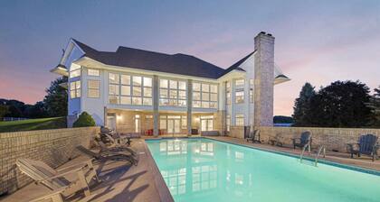 HUGE Crystal Lake 7 Acre Ranch w/Pool & Hot Tub