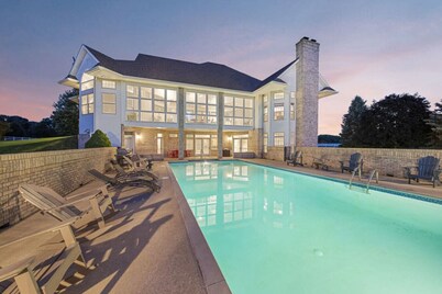 HUGE Crystal Lake 7 Acre Ranch w/Pool & Hot Tub