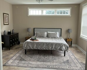 7 soverom, skrivebord, strykejern/-brett og reiseseng for barn