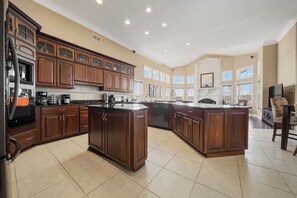 Fridge, microwave, oven, stovetop - HUGE Crystal Lake 7 Acre Ranch w/Pool & Hot Tub (McHenry)