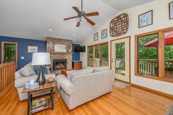 Smart-tv, een open haard en een dvd-speler