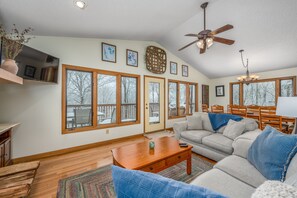 Una Smart TV, una chimenea, un reproductor de DVD