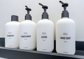 Haartrockner, Handtücher, Shampoo, Toilettenpapier