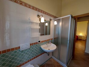 Douche, bidet, serviettes fournies