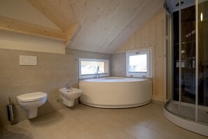 Shower, jetted bath, hair dryer, bidet - Chalet Kreischbergsicht: Whirlpool,Free Tennis,Skislope near and easy to get to! (Murau)