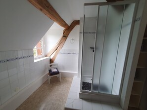 Dusche, Haartrockner, Handtücher