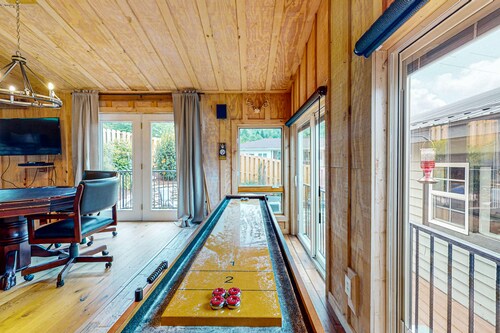 Modern, Dog-Friendly Cabin w/ Enclosed Yard, Patio, Grill, Shuffleboard + WiFi