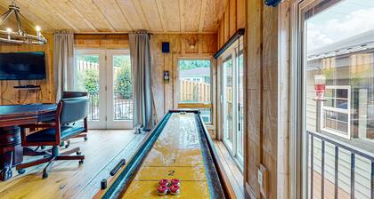 Modern, Dog-Friendly Cabin w/ Enclosed Yard, Patio, Grill, Shuffleboard + WiFi