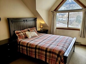 3 chambres, bureau, fer et planche à repasser, lit de bébé portatif