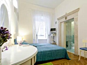 1 habitación, escritorio, tabla de planchar con plancha y cuna de viaje
