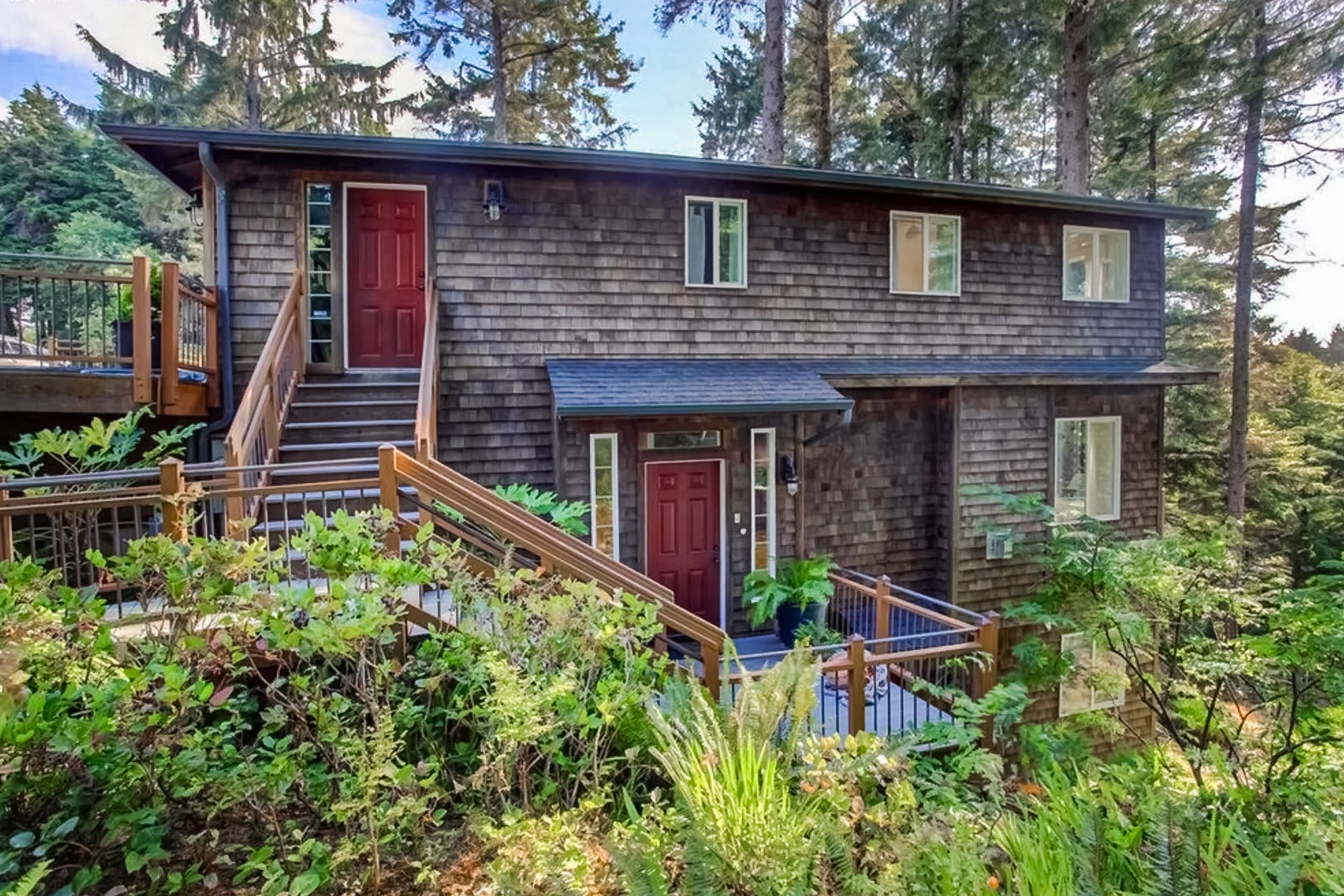 Family-friendly home w/ spacious deck, gas fireplace, & ocean view