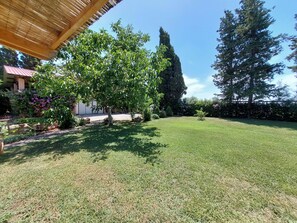 Property grounds - Lovely flat with private covered terrace, pool, large shared garden. (Toscana)