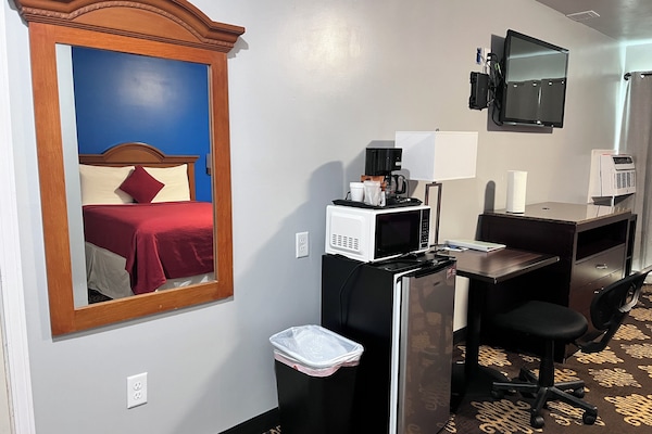 Comfort Double Room Single Use | Down duvets, pillow-top beds, individually furnished, desk