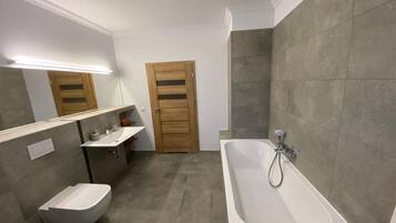 Badewanne, Handtücher, Seife, Toilettenpapier