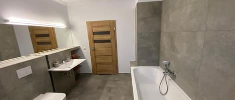 Badewanne, Handtücher, Seife, Toilettenpapier