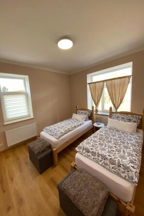 2 Schlafzimmer, Bügeleisen/Bügelbrett, Bettwäsche
