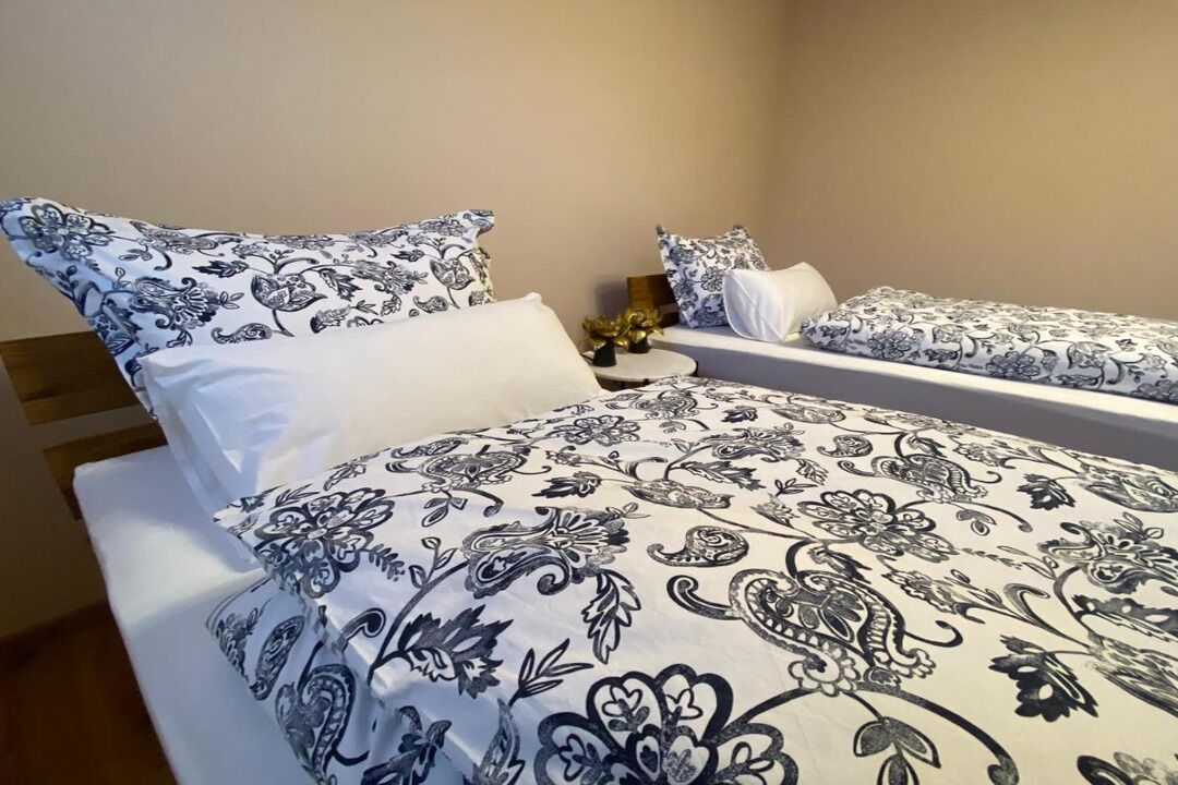 2 bedrooms, iron/ironing board, bed sheets