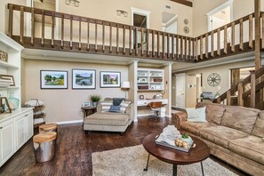 Smart TV, fireplace, video games, DVD player - WATER AND GOLF COURSE VIEWS! HOT TUB! GAME ROOM! OUTDOOR DINING! (Holly Lake Ranch)