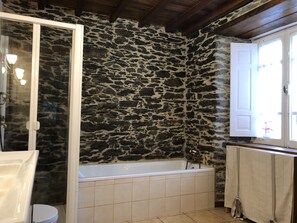 Badewanne, Haartrockner, Handtücher, Seife