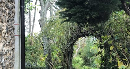 Casa do Bosque Rias Altas with large farm and garden 3km from the beach