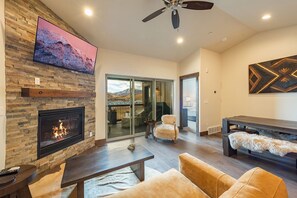 TV, fireplace - Stunning Retreat, Majestic View, Private Hot Tub, Grill, Close to Main Street! (Heber City)